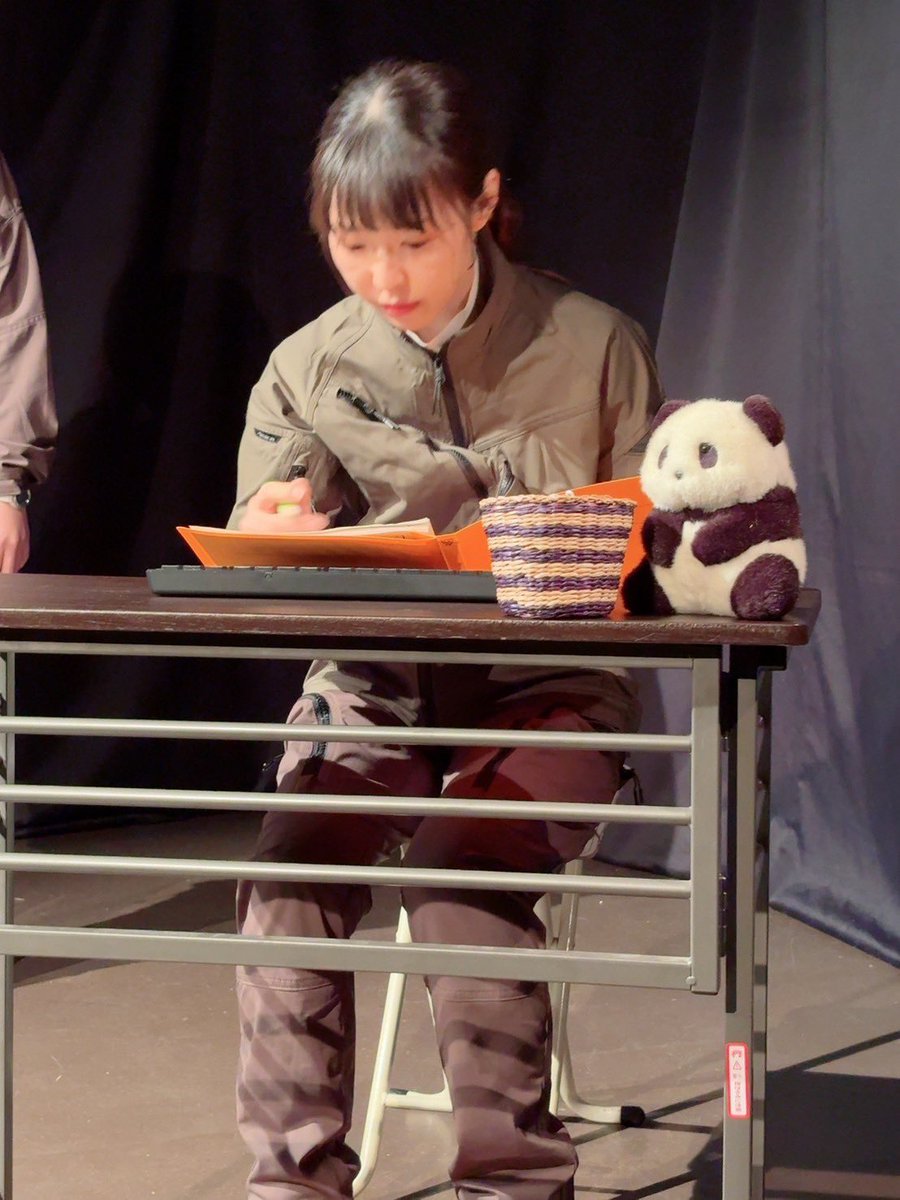 舞台が終わり、カバンを開けたらパンダが出てきて、
改めて思う。
まさか、一緒に舞台に立てる日が来るのかと。
思いとどまっていてよかった。
かつて、フリマに出そうとした私。。
もう手放しません。

#くずくず　#劇団よけいのこと