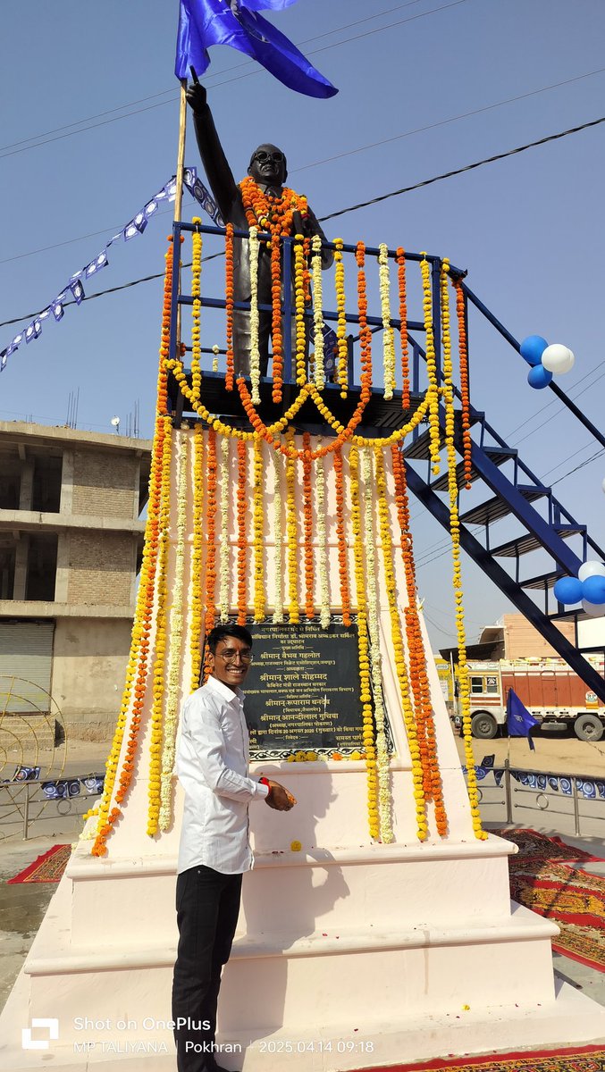 युगपुरुष, संविधान निर्माता बाबा साहेब की 134वीं जयंती के अवसर पर राजस्थान की परमाणु सिटी पोकरण स्थिति उनकी प्रतिमा पर माल्यार्पण कर श्रद्धांजलि अर्पित की💙✨
#जय_भीम💙 
#जयभारत🇮🇳 
#जयसंविधान📘📚🙏 
#AmbedkarJayanti2025
