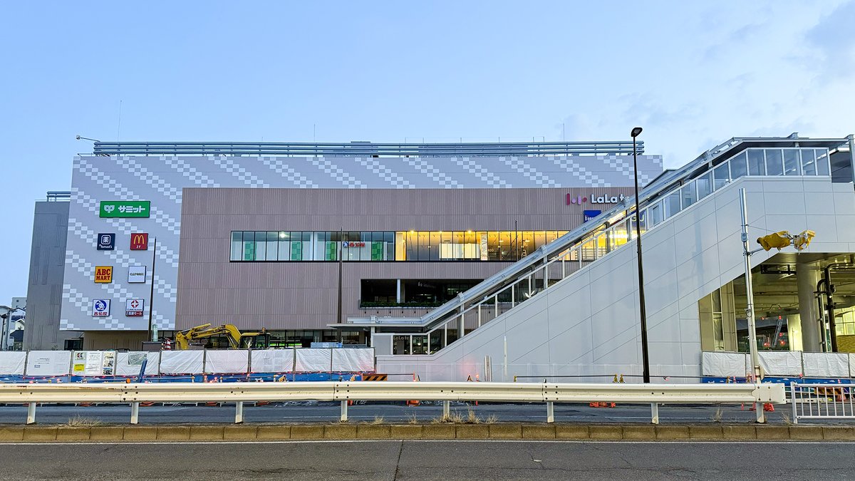 A shopping mall called “Lala Terrace” is opening just a 5-minute walk from my house. It’s set to open in June with around 50 stores. I’m pretty excited about it. 😊

うちから徒歩5分のところに「ららテラス」ができる。6月開店、約50店舗。大人気なくワクワクしてる。