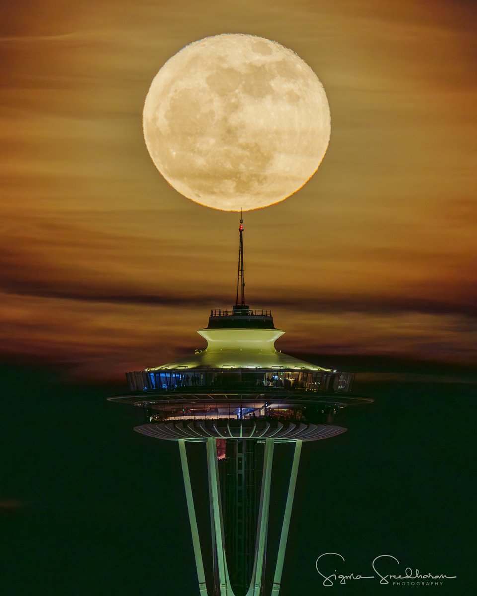 sigmas's tweet image. Tonight's edition of the moon rise. Waning 98.8% moon rising behind #SpaceNeedle in #Seattle. It is a difficult shot after dark, but thanks to #SonyAlpha's amazing dynamic range, I was able to preserve the details in the moon to do this in one exposure. f4, ISO 400, 1/50sec,…