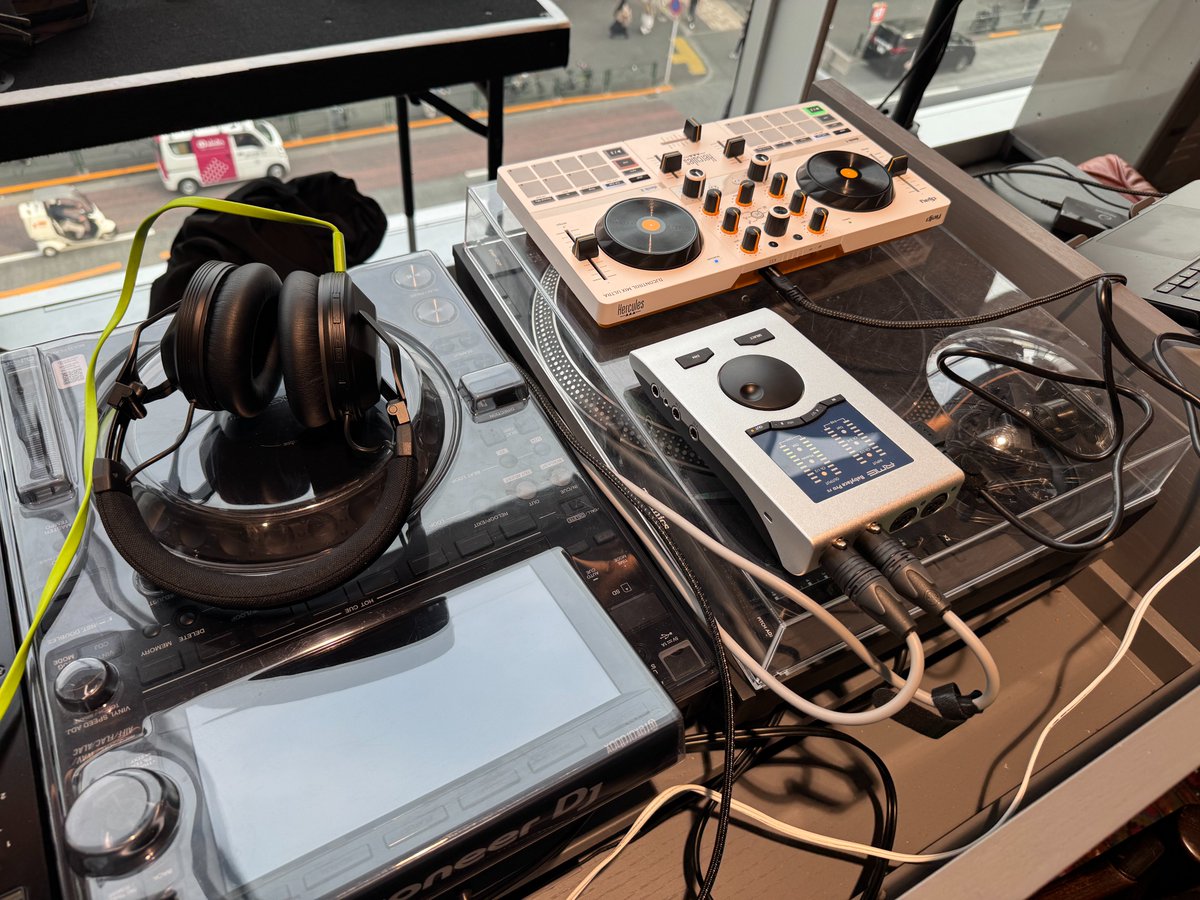 gizmodojapan's tweet photo. 3月に原宿「ハラカド」で開催されたTECH INSIDERとの共催イベント「AI First Lounge Vol.1」。
BABY The Coffee Brew ClubでのPAセッティングは、Sunoで生成したAI楽曲を、RME Babyface Pro FS（ギズ編集部愛用モデル）＋HERCULES DJControl Mix Ultra＋AlphaTheta HDJ-F10＋MacBook Pro（M4）という布陣で鳴らしました。

最新機材ならではの繊細な音質とグルーヴ調整で、AIミュージックの可能性を引き出せたと思います。

@SynthaxJapan @dirigentjp @PioneerDJJPN