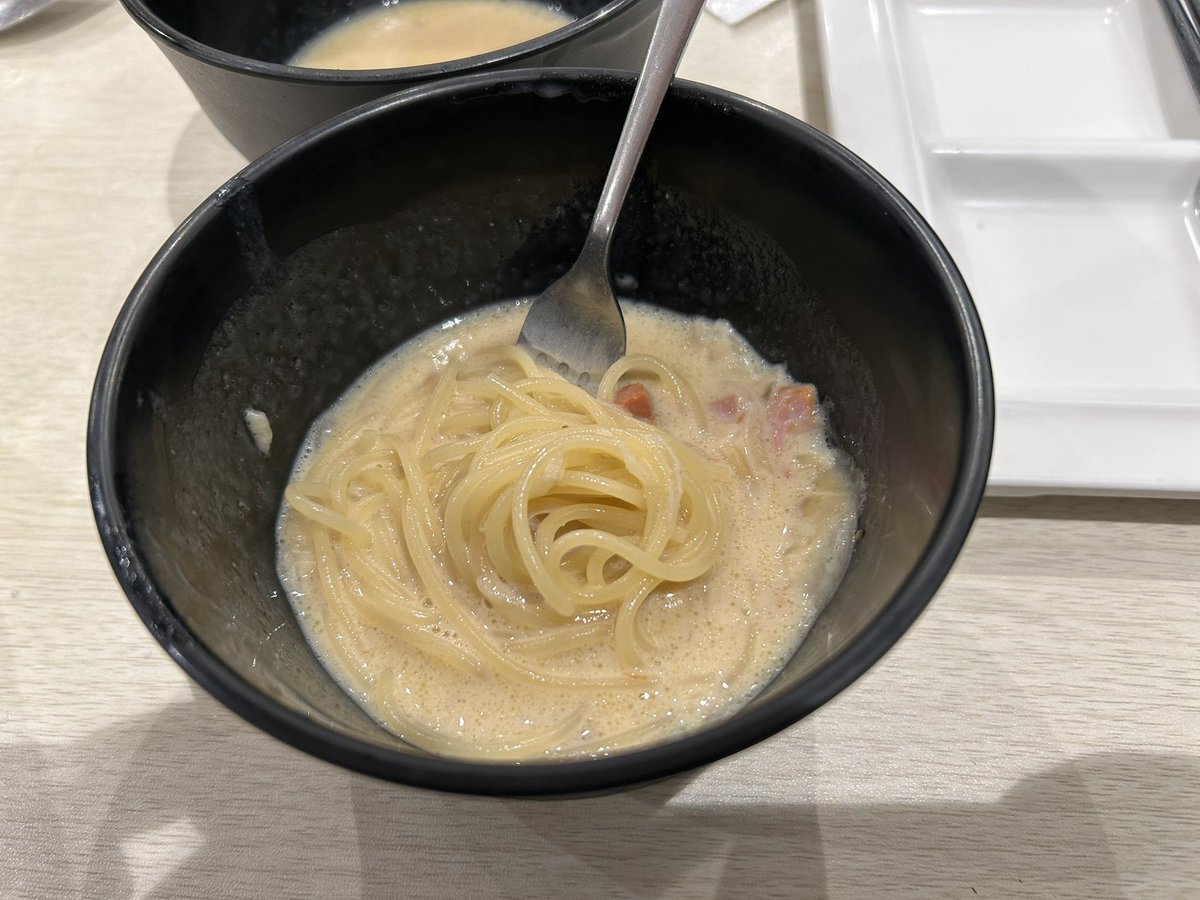 Bismarck_souta's tweet photo. #Worldbuffet
今日ワールドブュッフェに行きました
クリームパスタ6杯完食、その他チャーハンなどもいただきました
お腹はち切れそう() https://t.co/cDWOSXjH65