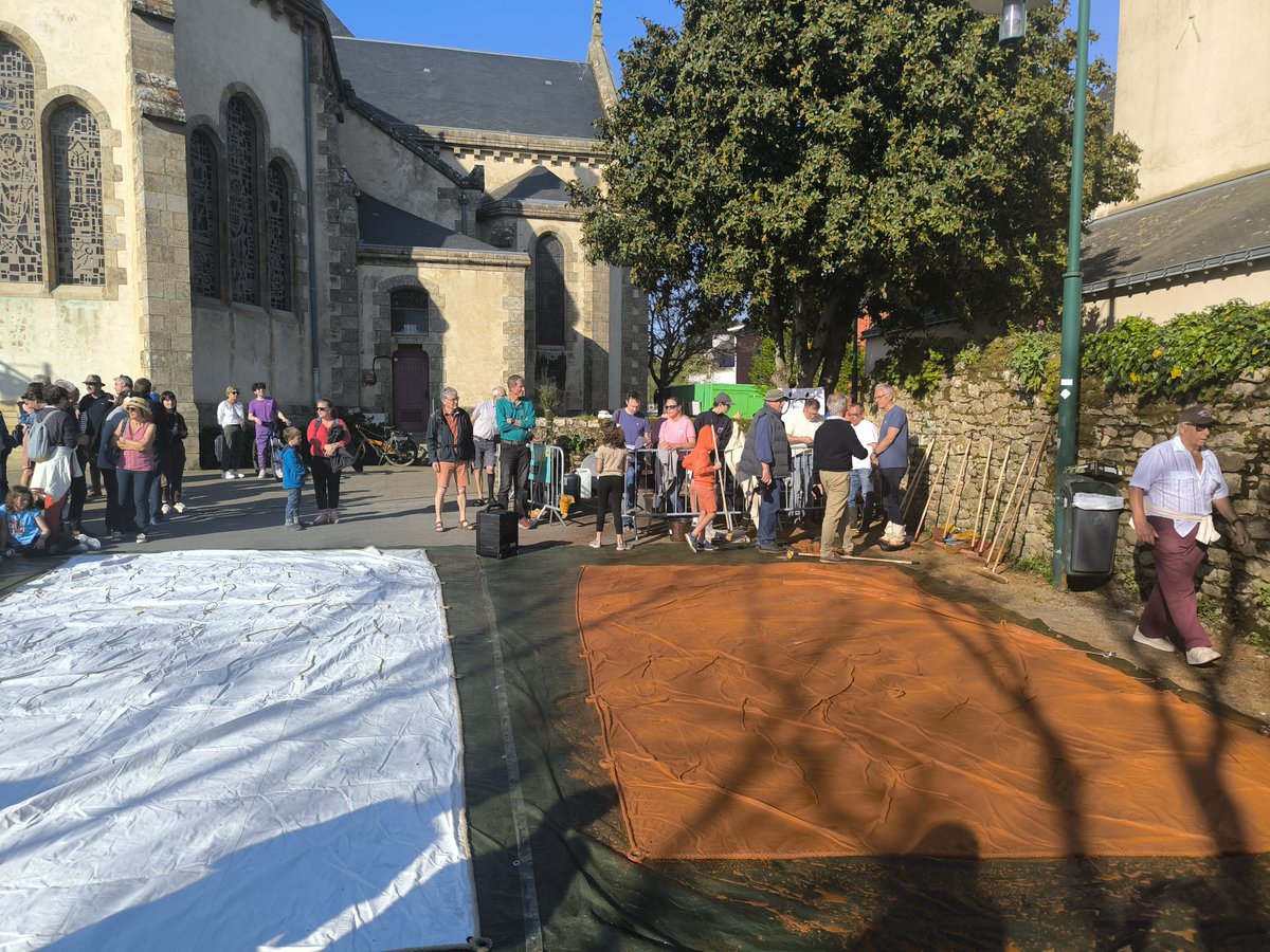 Vendredi dernier, le tannage des voiles du Jean et Jeanne, bateau traditionnel de Séné.  #Séné #VoilesRouges
