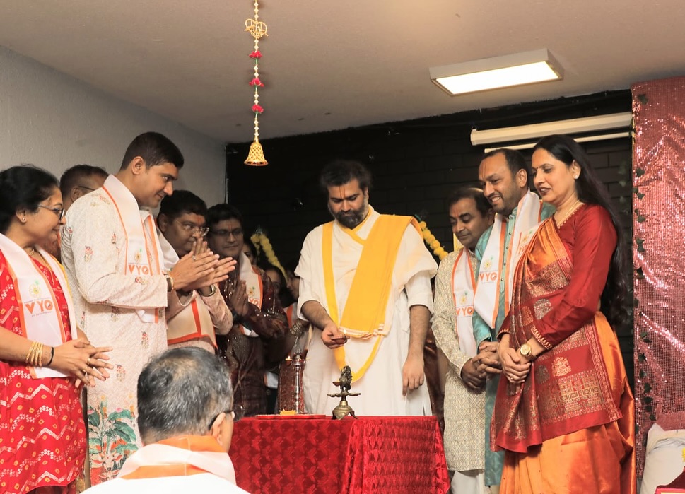 Vrajrajkumarji1's tweet photo. Captured moments of VYO inauguration in Brisbane, Australia by Vaishnavacharya Pujya Shri Vrajrajkumarji Mahodayshri.
#vyo #vrajrajkumarjimahodayshri #vallabh #jeje #vallabhyouthorganization #pushtimarg #krishna #australia #brisbane https://t.co/rFZwP0270O