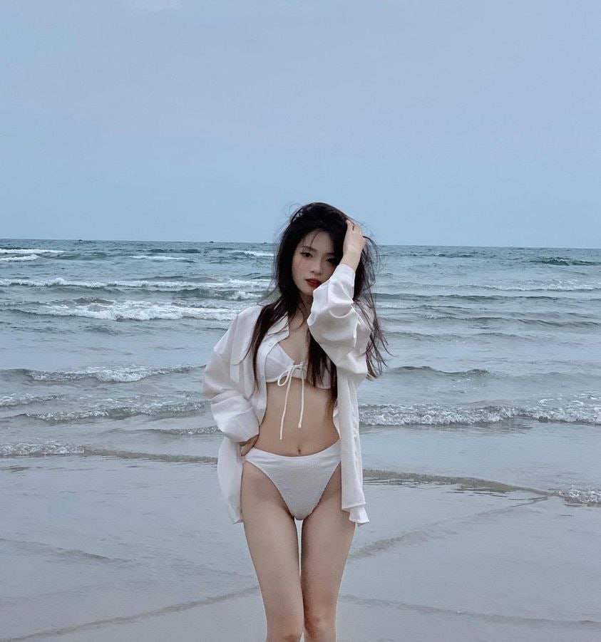 تتفاعل المادة المظلمة مع المادة المرئية بشكل أساسي من خلال الجاذبية، مما يؤثر على حركات المجرة.