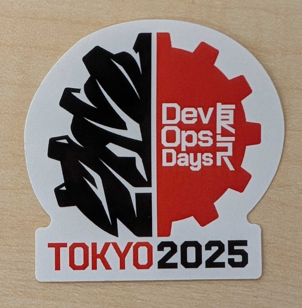 DevOpsDays Tokyo、絶賛準備中です！
今年の大きな変更はロゴです！
ステッカーもファイルもTシャツも、新しいロゴが入ったデザインになっています！
参加者の皆さんはお楽しみにー！