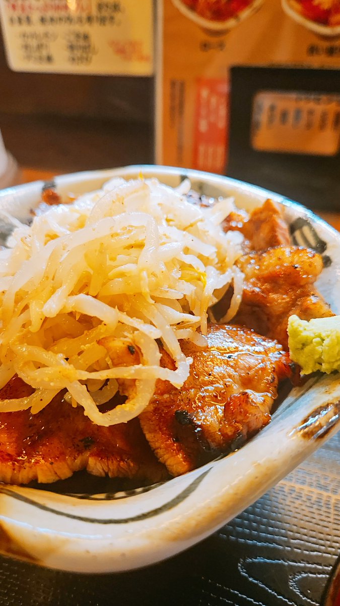 muttersyouji's tweet photo. 今日のお昼ごはんは
#納屋橋 の #焼肉屋 さん
#なやほる へ
食べたのは人気の
#合い盛り
#大盛り
#もやし 増量

焼肉屋さんのランチなだけに
やっぱりお肉は最高やね
#ごちそうさまでした

#nagoya #Lunch
#nayabashi
#yakinikubowl
#yakiniku
#nagoyafoods 
#soulfood
#delicious
#しょうじ飯 https://t.co/ohAoboxsIV