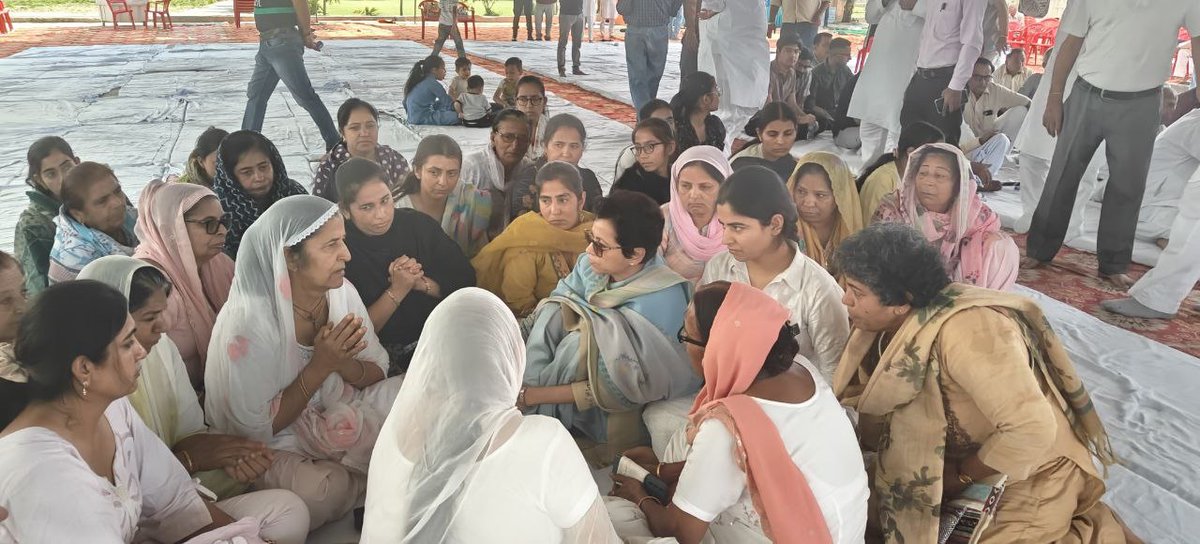 Kumari_Selja's tweet photo. कांग्रेस नेता श्री राजकुमार नारंग जी के निधन पर गाँव भोड़िया खेडा (फतेहाबाद) स्थित उनके निवास स्थान पहुँचकर शोक संवेदना व्यक्त की।

ईश्वर दिवंगत आत्मा को चिरशांति प्रदान करें एवं शोक संतप्त परिजनों को यह दुःख सहने की शक्ति दें। https://t.co/yMd7eg65ES