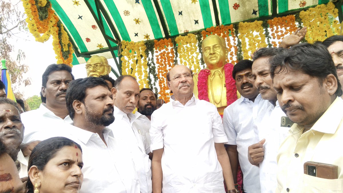 அண்ணல் அம்பேத்கரின்  பிறந்தநாளில் 
உருவச்சிலைக்கு மரியாதை செலுத்தினேன்!

இந்திய அரசியலமைப்புச் சட்டத்தின் தந்தை அண்ணல் அம்பேத்கர் அவர்களின் 135 -ஆம் பிறந்தநாளையொட்டி தைலாபுரத்தில்  பாட்டாளி மக்கள் கட்சியின் அரசியல் பயிலரங்க வளாகத்தில் உள்ள அவரது சிலைக்கு மாலை அணிவித்து மரியாதை
