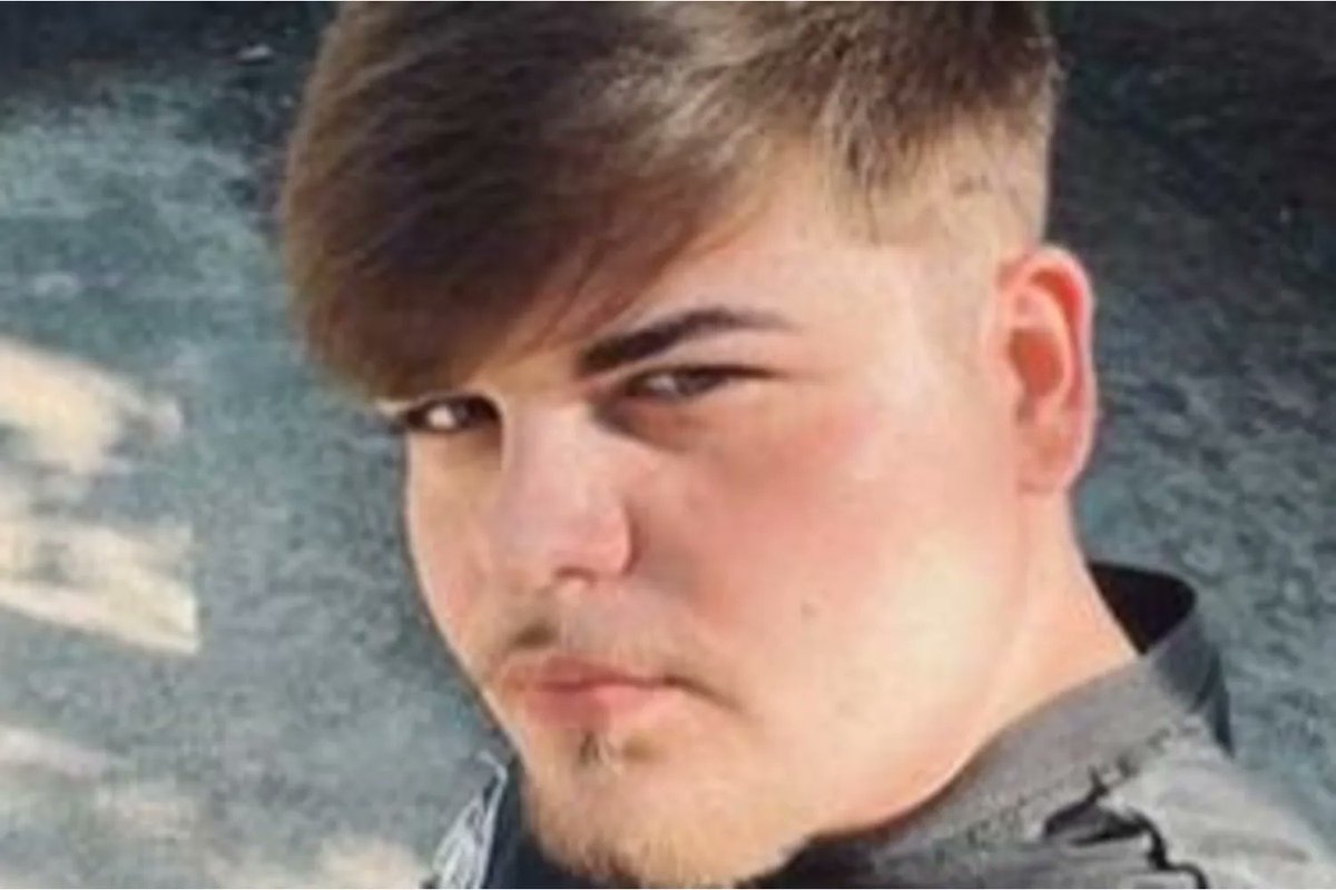 racismocontrapt's tweet photo. O jovem branco, Manuel Gonçalves foi assassinado por brasileiros.

Até ao presente momento, nem o Presidente da Républica, nem o Governo, e nenhum líder partidário (da Esquerda à Direita), lamentou a morte deste jovem, nem deu as condolências à família.

Da parte da comunidade branca, não surgiram tumultos, autocarros a arder, viaturas da policia alvejadas ou motoristas incinerados...

Mas também não houve lugar, nem vai haver, a debates na tv com jornaleiros e avençados inflamados, aventaleiros comentadores de observatórios...nada!

O assassino continua à solta e não existe um clamor nacional para o deter.

As vitimas do multiculturalismo são deliberadamente ignoradas e este etnomasoquismo é um cancro que alastra na nossa sociedade.

Acorda Homem-Branco.
Defende a tua Tribo!!!