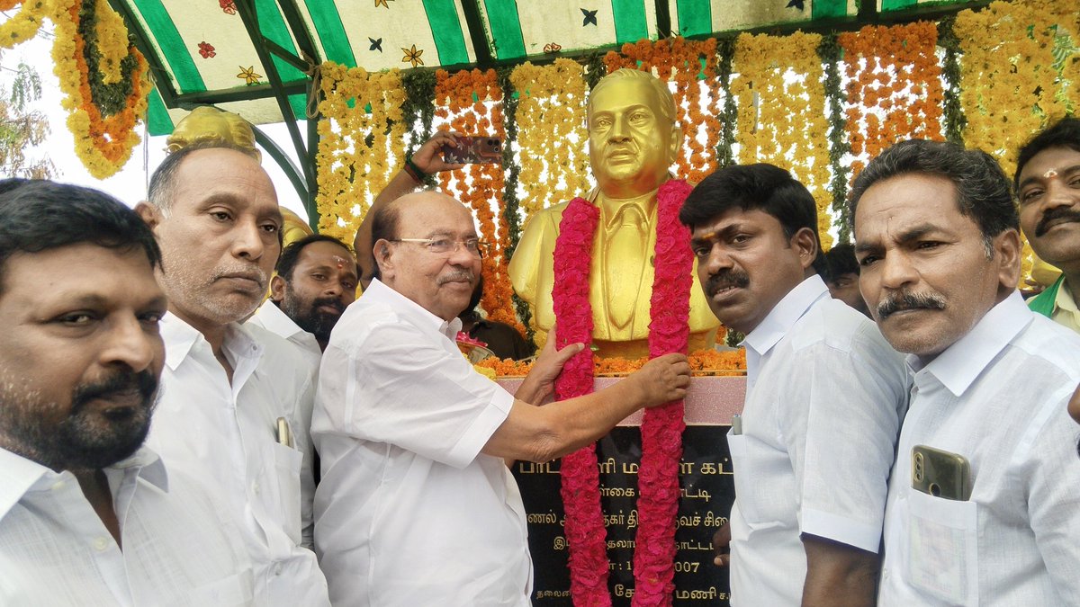 muthukrishbecse's tweet photo. சட்டமேதை அண்ணல் அம்பேத்கர் அவர்களின் 135-வது பிறந்தநாளில் தைலாபுரம் தோட்டத்தில் உள்ள அண்ணல் அம்பேத்கர் அவர்களின் திருவுருவ சிலைக்கு மாலை அணிவித்து மரியாதை செலுத்திய  "மக்கள் காவலர்" மருத்துவர் அய்யா அவர்கள் https://t.co/TRIvFDeOv5
