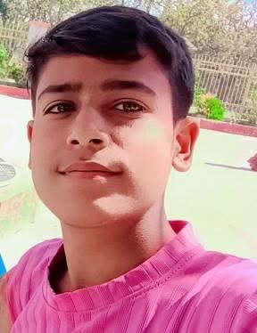 मुजेहना (गोंडा)। जवाहर नवोदय विद्यालय की प्रवेश परीक्षा 2025 का परिणाम घोषित हो गया है। इसमें गोंडा के छात्र ओम ने पूरे देश में दूसरा स्थान प्राप्त कर जिले का नाम रोशन किया है। धानेपुर के पूरेदतई बखरवा निवासी ओम वर्तमान में कक्षा आठ में अध्ययनरत हैं।