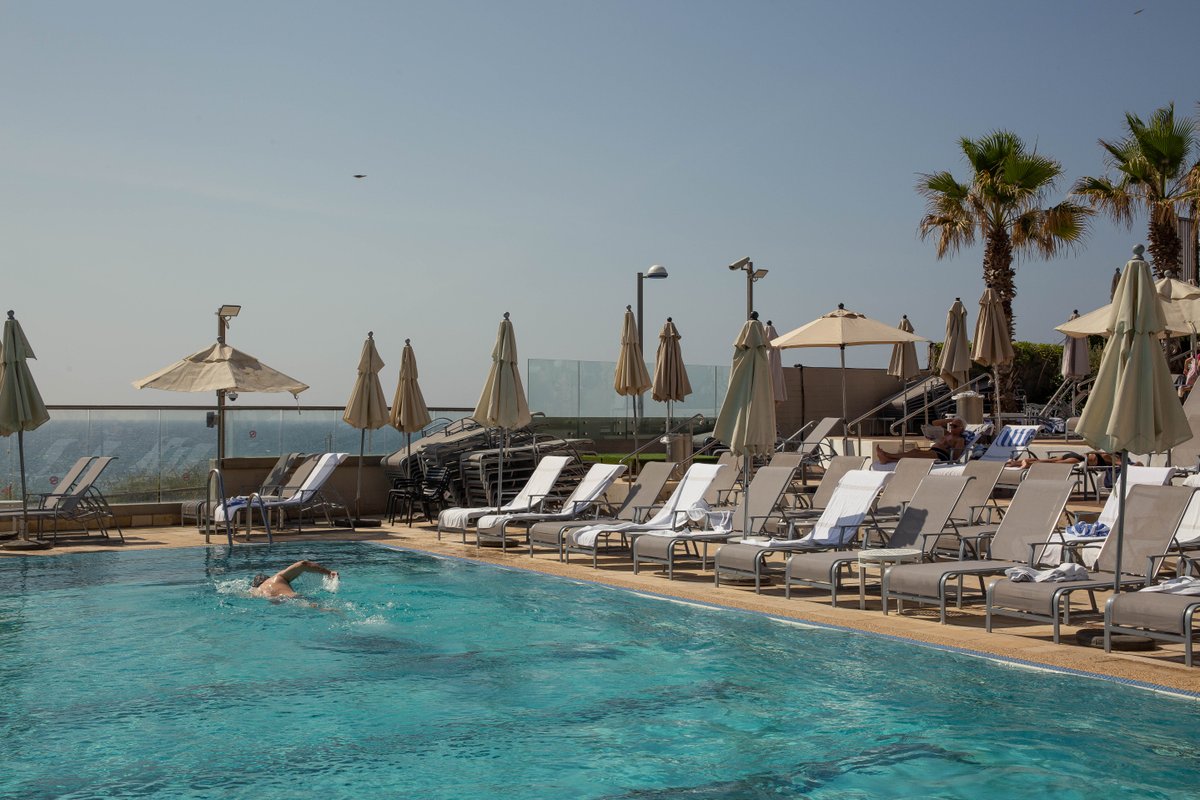 The days are getting warmer, and our saltwater pool is ready for a refreshing dip. Who’s excited for the first swim of the season? 💦😎