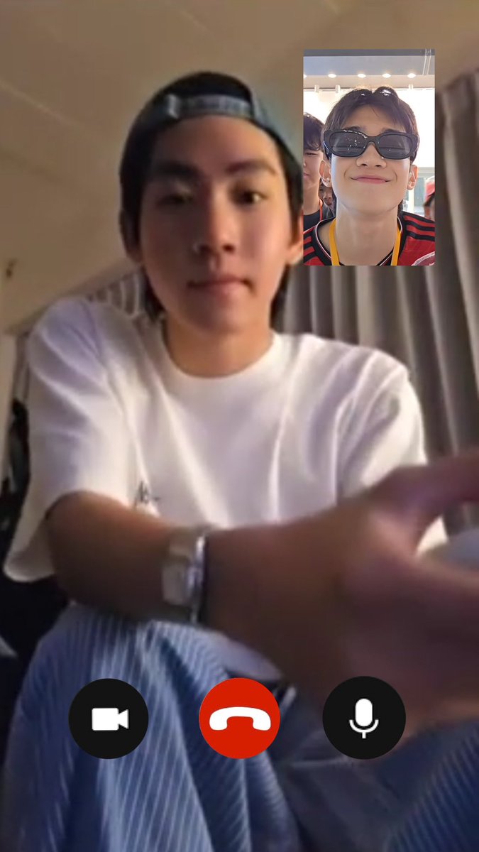 Chxp_SW's tweet photo. 🧢: กลับยัง
🍅: กำลังจะกลับแล้ว จะดุทำไม
🧢: ก็บอกว่าไม่ให้เล่นแป้งไง
🍅: อะ..อะไรร ไม่มี๊
🧢: ไม่เนียน ที่จมูกก็มี ไหนจะติดแว่นอีก
🍅: ก็นิดเดียวว รีบล้างออกเลย หยุดงอน
🧢: กลับบ้านได้ละ
🍅: งั้นก็มารับน้องหน่อย
🧢: ไปเองก็กลับเอง
🍅: ไม่เอาา มารับหน่อย มาให้ง้อด้วย เร็วๆ https://t.co/2bWBFZiJQW