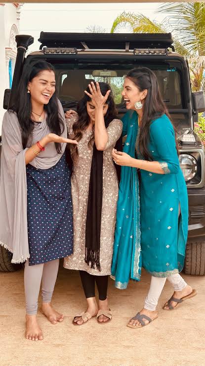 Sis :- Ada vella ketta naaye ena da pandra

Me :- Neenga thana amanama vada en frnd pakanum nu soninga

Sis frnd :- Ada ena di un annan Ipdi irukan athuvum katta kunj@ vachitu ipdi mandi pottu irukan chai 😂

Sis :- Ada karumame poi thola naaye asinga paduthura thuu..po