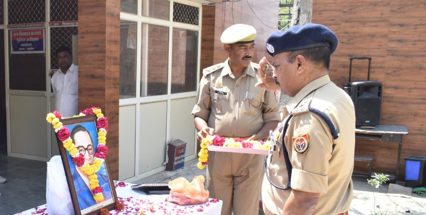 jalaunpolice's tweet photo. ‘भारत रत्न’ बाबा साहब डॉ0 भीमराव अंबेडकर जी की जयंती के शुभ अवसर पर पुलिस अधीक्षक जालौन द्वारा पुलिस कार्यालय उरई में अधिकारी/कर्मचारी गण के साथ डॉ0 भीमराव अंबेडकर जी की प्रतिमा पर माल्यार्पण व श्रद्धा सुमन अर्पित किया ��या। उनकी नीतियों व विचारों का स्मरण कर नमन किया गया। https://t.co/Mv3KLEsvtx