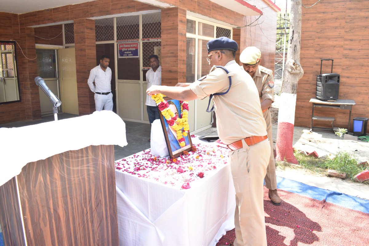 jalaunpolice's tweet photo. ‘भारत रत्न’ बाबा साहब डॉ0 भीमराव अंबेडकर जी की जयंती के शुभ अवसर पर पुलिस अधीक्षक जालौन द्वारा पुलिस कार्यालय उरई में अधिकारी/कर्मचारी गण के साथ डॉ0 भीमराव अंबेडकर जी की प्रतिमा पर माल्यार्पण व श्रद्धा सुमन अर्पित किया ��या। उनकी नीतियों व विचारों का स्मरण कर नमन किया गया। https://t.co/Mv3KLEsvtx
