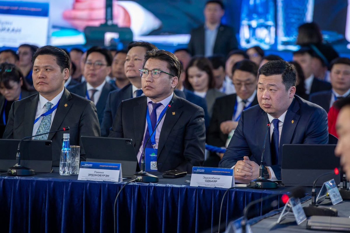 Хангайн бүсийн зөвлөлийн анхдугаар хуралдаан Архангай аймгийн Цэцэрлэг хотын “Ара арена” цогцолборт болж байна. Тус хуралдаанд Ерөнхий сайд Л.Оюун-Эрдэнэ оролцож “Бүсчилсэн хөгжлийн реформ” сэдвээр илтгэл тавилаа.

Монгол Улсын бүсчилсэн хөгжлийн шинэ үзэл баримтлалаар Хангайн,