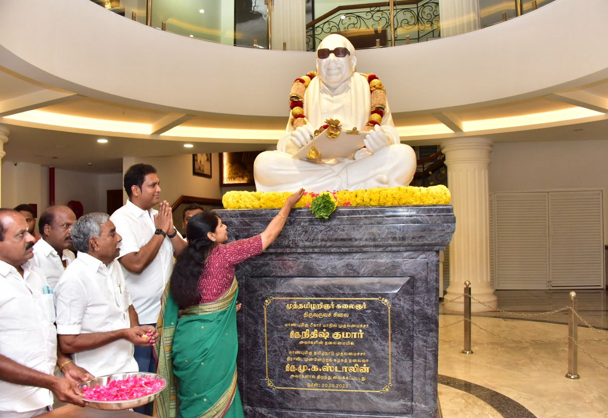 KanimozhiDMK's tweet photo. தனது 14 வயதில் தலைவர் கலைஞர் அவர்கள் போர்பரணி பாடிய இடமும், பேரறிஞர் அண்ணாவை கலைஞர் முதன்முதலில் சந்தித்த இடமுமான இந்த திருவாரூர் மண்ணில் அமைக்கப்பட்டுள்ள கலைஞர் கோட்டத்தின் ஒவ்வொரு துரும்பும் அவரை நினைவூட்டுகிறது. https://t.co/ahCrfXD2hS