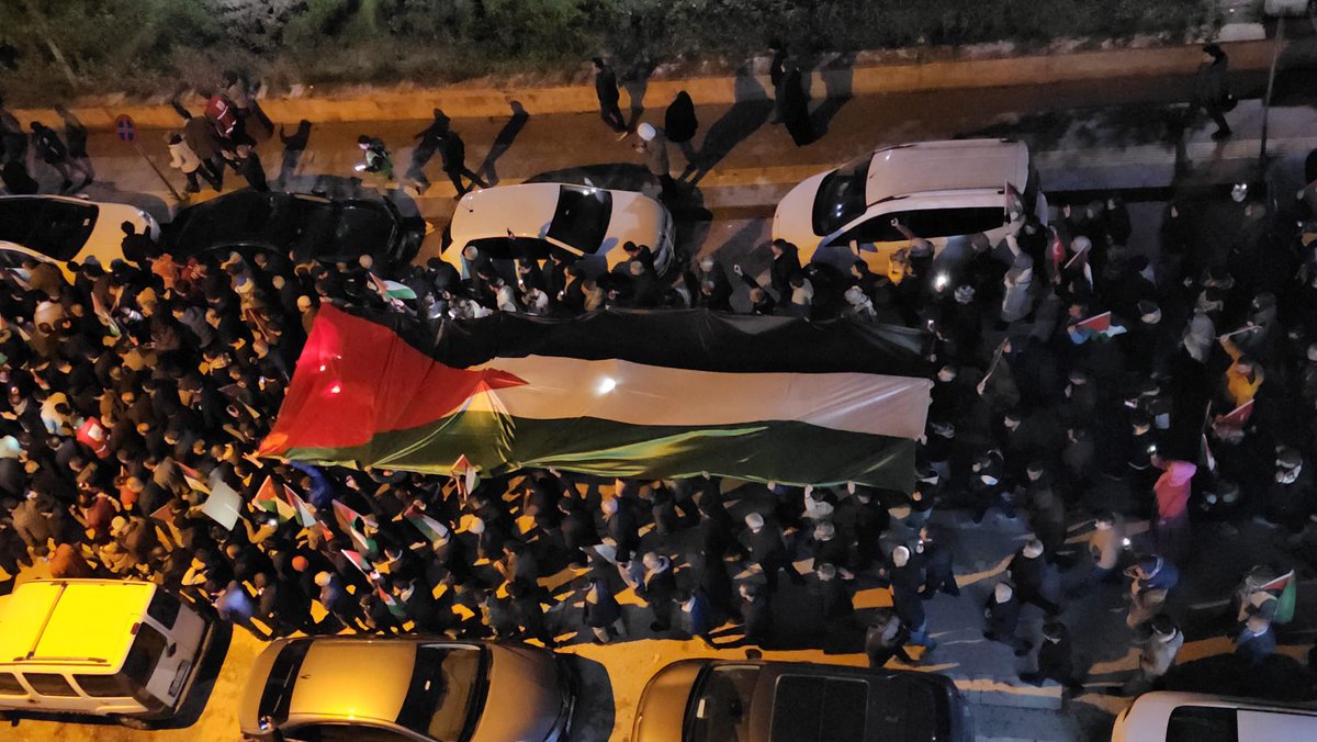 Zeyd şehit oldu, sancağı Cafer aldı; Cafer şehit düştü, sancağı Abdullah aldı; o da şehitlik şerbetini içti. Sonra Allah’ın kılıçlarından biri olan Hâlid bin Velîd sancağı devraldı.+