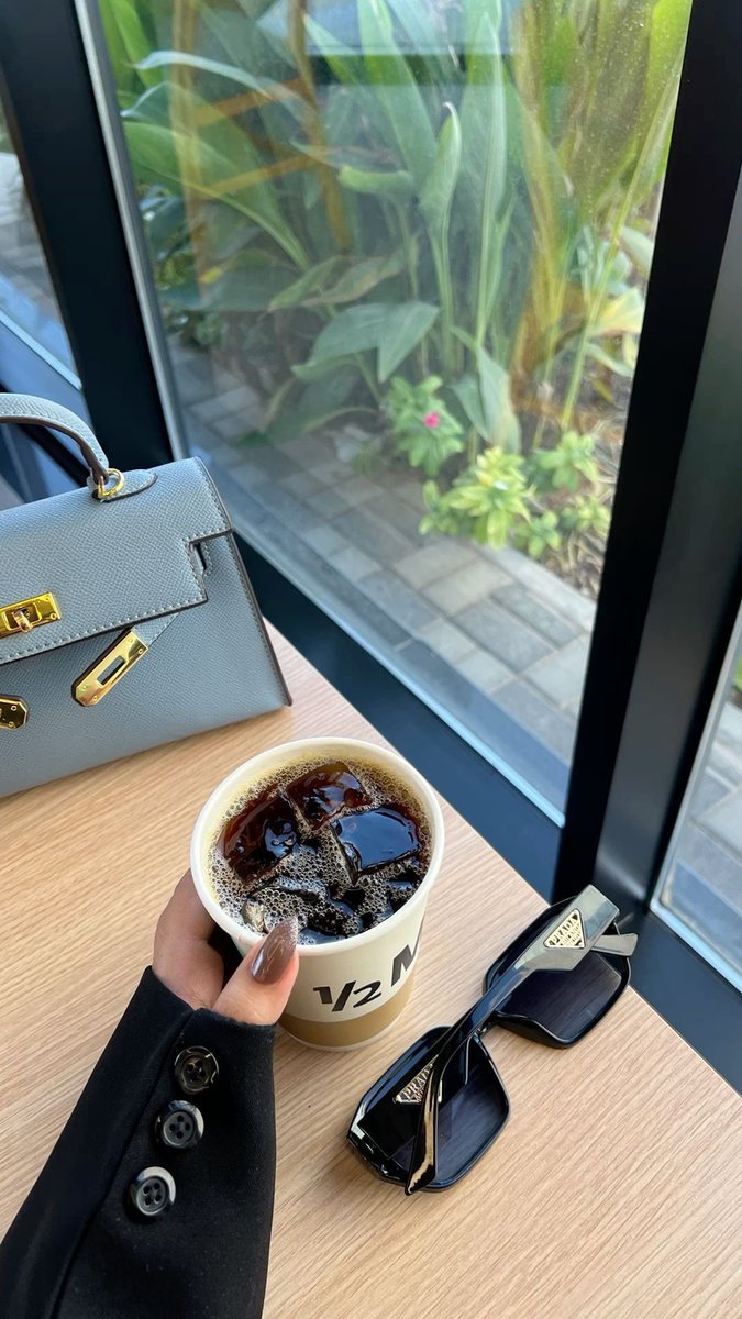 المقابل اللي يسر الخاطر مقابل محياك .
.
.
.
♥️☺️