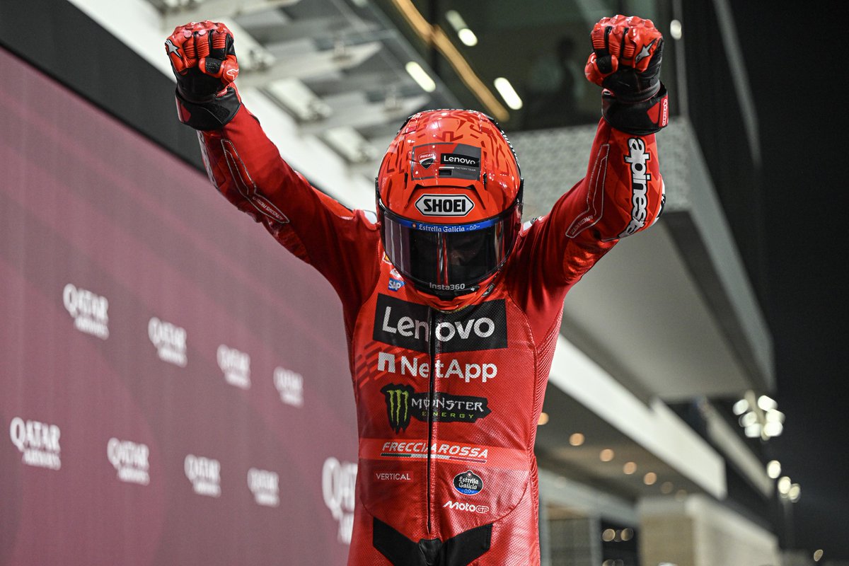 RuizSantaclara's tweet photo. Marc Márquez, el rival a batir… pero ¿por quién?

Estamos de resaca tras el Gran Premio de Qatar y, por mucho que algunos esperaban un cambio de guion, nada parece alterar la nueva realidad del campeonato: Marc Márquez está en otro nivel. Y lo sabe. Y lo sabemos todos. Este fin de semana ha servido para despejar cualquier atisbo de duda que pudiera quedar tras el error en Austin. 

Este era, en mi opinión, un gran premio en el que Pecco Bagnaia no podía permitirse salir sin victoria. Es más, ni siquiera bastaba con ganar. Necesitaba dominar, marcar territorio, enviar un mensaje claro. Qatar era ese circuito en el que Pecco había depositado su fe en un giro de dinámica. Se había señalado, incluso por Domenicali, como el inicio real de su mundial. Y sin embargo, la pista volvió a hablar. Y cuando la pista habla, hay poco margen para las excusas.

La realidad coloca todo en su sitio. Marc Márquez, a igualdad de condiciones, juega en otra liga. No comparte mesa con el resto de la parrilla. Él es el jefe de esta clase. Y sus rivales lo saben. Lo reconocen incluso sin decirlo. Lo sienten en la pista, vuelta a vuelta, cuando descubren que, por mucho que expriman sus motos, Marc sigue ahí, con un extra en el bolsillo.

El dato es revelador: Marc no ganaba aquí desde 2014, ese año en el que encadenó 10 victorias consecutivas en un arranque de campeonato estratosférico. Desde 2004, Honda solo había ganado tres veces en Losail. Hoy, con Ducati, ha vuelto a reinar en un lugar históricamente complicado para él. Y lo ha hecho con la autoridad y la gestión del que está en otra liga.

Él mismo lo decía: “Si gano aquí, es que algo está ocurriendo”. Y vaya si está ocurriendo. La victoria de Marc Márquez en Qatar es la peor noticia para sus rivales. No solo por el resultado, sino por cómo lo ha hecho. Gestionando cada fase del fin de semana y la carrera del Domingo a su antojo, dejando esa falsa sensación de vulnerabilidad en carrera, solo para asestar el golpe final en el momento justo. Sabe que tiene décimas guardadas. Sabe cuándo y cómo usarlas. Y eso es demoledor.

Yo lo dije tras Tailandia, en el primer gran premio: esperaba la respuesta de Pecco, y esperaba que Qatar fuera el termómetro real del campeonato. Hoy, no tengo dudas. No ha habido respuesta. No ha habido pulso. Ha habido otra exhibición.

Pole, vuelta rápida, victoria al sprint, victoria el domingo. Marc Márquez lo ha ganado TODO en un circuito que no le favorecía, en teoría. ¿Hay alguien que no lo vea como el único favorito al título? Solo quienes no quieren ver.

Y eso me lleva al título de este artículo: ¿Quién puede batir a Marc Márquez este año?
 La única respuesta lógica y real es: Marc Márquez.

Ahora mismo, no veo a ningún piloto capaz de plantarle cara en igualdad de condiciones. Esto no va de que Pecco tenga que mejorar un sábado o afinar una configuración. Esto va de otra cosa. Va de talento, va de velocidad. Va de que Marc Márquez es, sencillamente, mejor y más rápido.

Y mientras eso siga siendo así, el resto… lo tiene complicado.