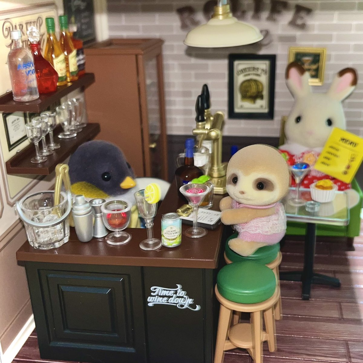 cielucea's tweet image. Anak kicik ngapain ke bar &amp;gt;:(