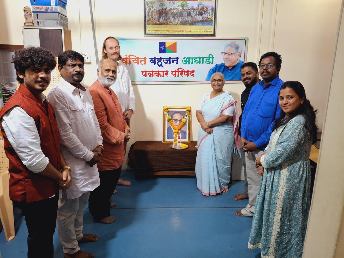 eprabuddhbharat's tweet photo. वंचित बहुजन आघाडीच्या मुंबई येथील केंद्रीय कार्यालयात डॉ. बाबासाहेब आंबेडकर यांच्या जयंती निमित्त त्यांच्या प्रतिमेला पुष्पहार अर्पण करून वंचित बहुजन आघाडीच्या प्रदेशाध्यक्षा रेखाताई ठाकूर यांनी डॉ. बाबासाहेब आंबेडकर यांच्या जयंतीच्या शुभेच्छा दिल्या. यावेळी महेश भारतीय यांच्यासह मान्यवर उपस्थित होते.

#BhimJayanti
