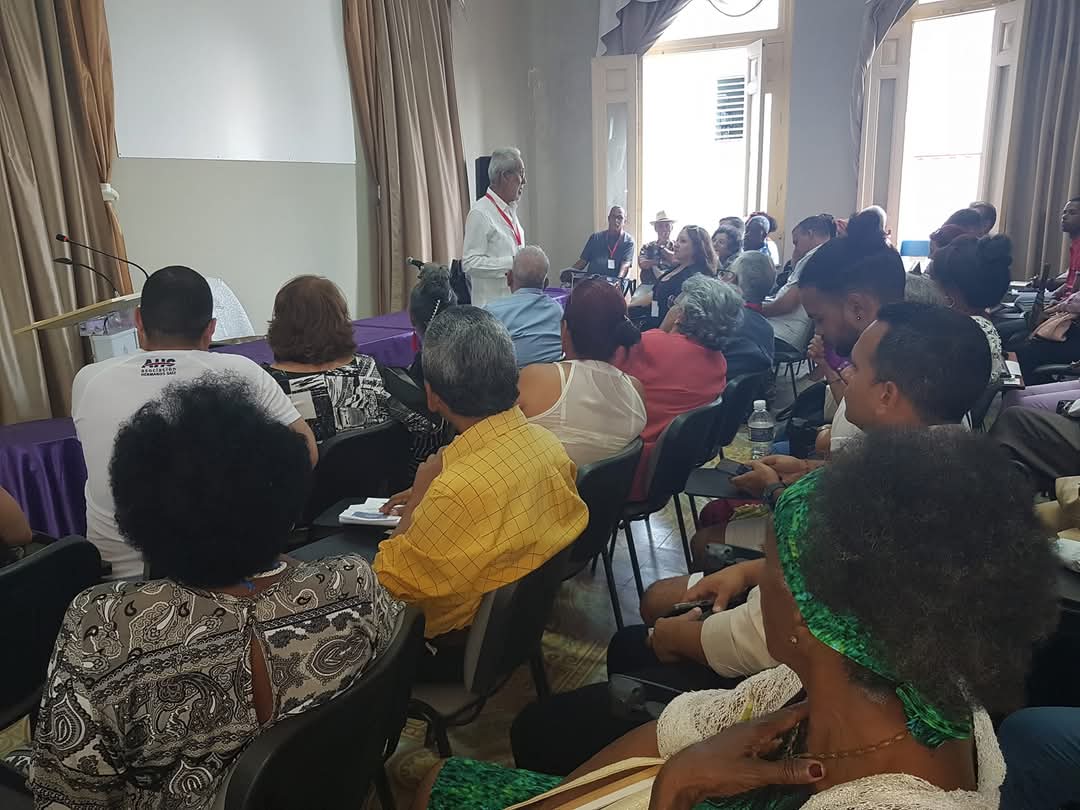 Jornada final del Primer Coloquio nacional Orgullo de ser Cubano.
Fructíferas sesiones de reflexión, diálogo e intercambio, pusieron énfasis en la defensa de la cultura y la identidad para enfrentar la colonización cultural.
#AnapCuba