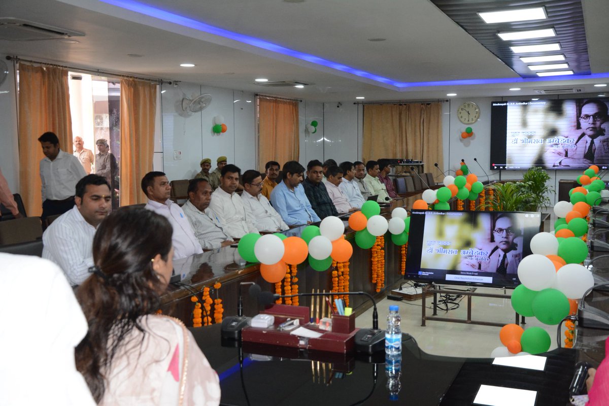 आज कलेक्ट्रेट सभागार में भारत रत्न डॉ. भीमराव अंबेडकर जी की जयंती पर उनके चित्र पर श्रद्धांजलि अर्पित की व उपस्थित अधिकारियों-कर्मचारियों को संविधान की शपथ दिलाई।#AmbedkarJayanti #संविधान #DrAmbedkar"