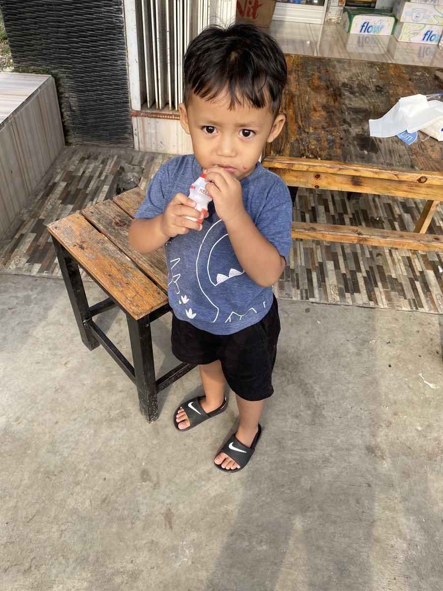 Diajak sepedahan yang gowes bapaknya, yang haus anak nya🥶