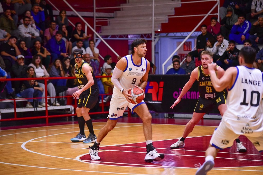 Amamos el Básquet (@amamoselbasquet) on Twitter photo 🔵🔴 | 𝐓𝐑𝐈𝐔𝐍𝐅𝐀𝐙𝐎 𝐃𝐄 𝐈𝐍𝐃𝐄
🏆 | <a href="/LigaARGbasquet/">#FinalesLaLigaArgentina</a>
➡️ Semifinales Norte
✖️ <a href="/Amancay_oficial/">Club Amancay</a> (0) 54-64 (1) <a href="/indebbcsde/">Independiente BBC</a> ✔️
Inde se robó la localía y se adelantó en la Final. Morera (15) y Amicucci (12) lideraron a la visita.
📸 <a href="/Amancay_oficial/">Club Amancay</a> 🔵🔴 | 𝐓𝐑𝐈𝐔𝐍𝐅𝐀𝐙𝐎 𝐃𝐄 𝐈𝐍𝐃𝐄
🏆 | <a href="/LigaARGbasquet/">#FinalesLaLigaArgentina</a>
➡️ Semifinales Norte
✖️ <a href="/Amancay_oficial/">Club Amancay</a> (0) 54-64 (1) <a href="/indebbcsde/">Independiente BBC</a> ✔️
Inde se robó la localía y se adelantó en la Final. Morera (15) y Amicucci (12) lideraron a la visita.
📸 <a href="/Amancay_oficial/">Club Amancay</a>