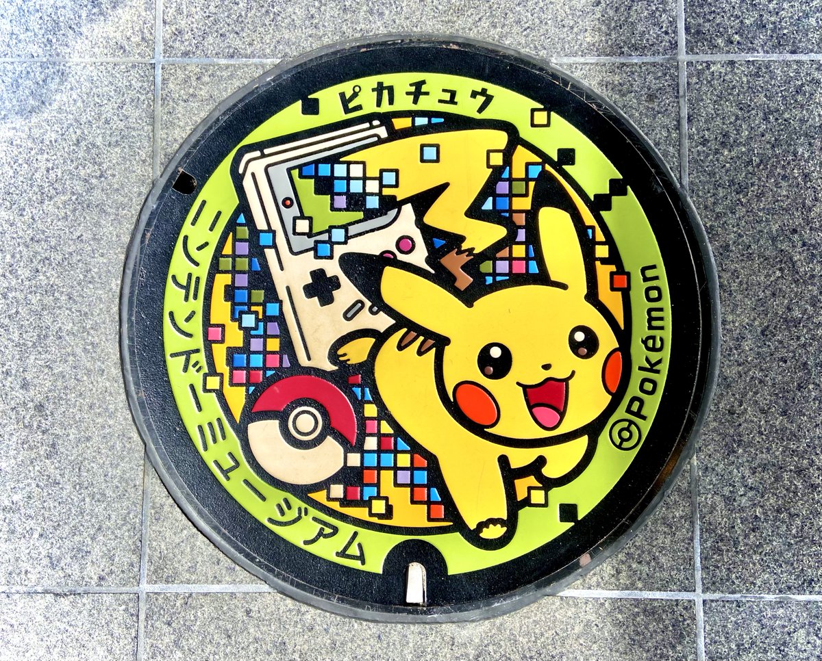 Margaret_183's tweet photo. 思い出したのは夏休みのこと――。
人と人との間にある『あそび』。それは余白でもある。その部分を工夫のピースで繋ぐ技術者の心が、また人を繋げる🎮

ニンテンドーミュージアム、大満足！食事に買い物、もちろんゲーム！
ビッグコントローラー、見返すとマリカでドリフトするために腰入ってますね☺️ https://t.co/b4cCNBb9sH