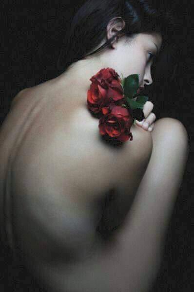 Yo pongo rosas
en tu piel,
y con la mía te recorro.
Camino a camino,
voy descalza de amor
desnudando mi miedo.

En los senderos
de tu piel,
la mía se va perdiendo
y en el camino de tu amor
voy diciendo
Te Quiero.
Beso a beso voy desnudando
mi miedo

Abriéndome a tu amor

#GPoesía
