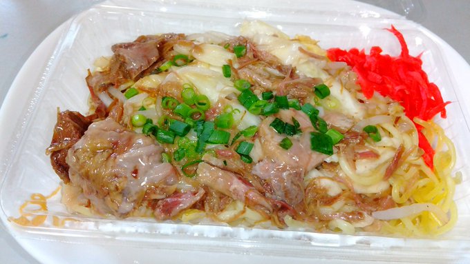 同じく露店で
牛スジあんかけ塩焼きそばも買ってきました( '∀`)
見た目めちゃ美味しそうw
思ったよりも牛スジが多く入ってて
美味しかったし
これで600円なら結構良いかも😋
焼きそば自体は薄味なのであんかけを絡ませながら食べると吉
友達が来てもう一度行くことになったらリピートすると思うw 