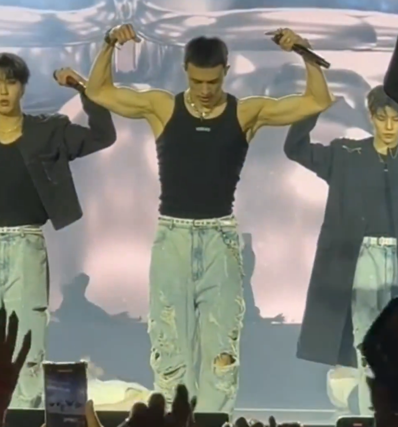 AboutMusicYT's tweet image. Hyunjin of Stray Kids looks incredible in Mexico.