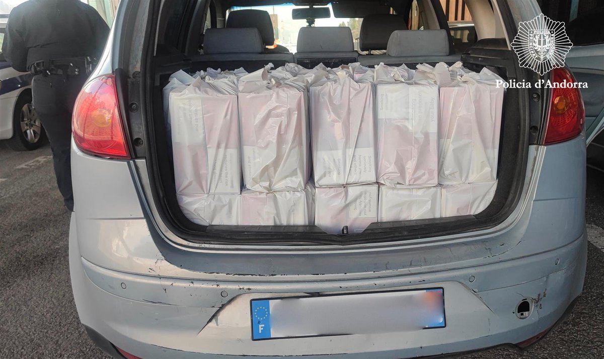 andorra_policia's tweet photo. Detenim un home a Arinsal per una agressió en un local d'oci nocturn i n’arrestem un altre al Pas de la Casa amb 2.700 paquets de tabac de #contraban valorats en prop de 10.600 euros.
Agents que efectuaven un servei d’antifrau van detectar el sospitós i li van bloquejar el pas. https://t.co/UUyEispXoT