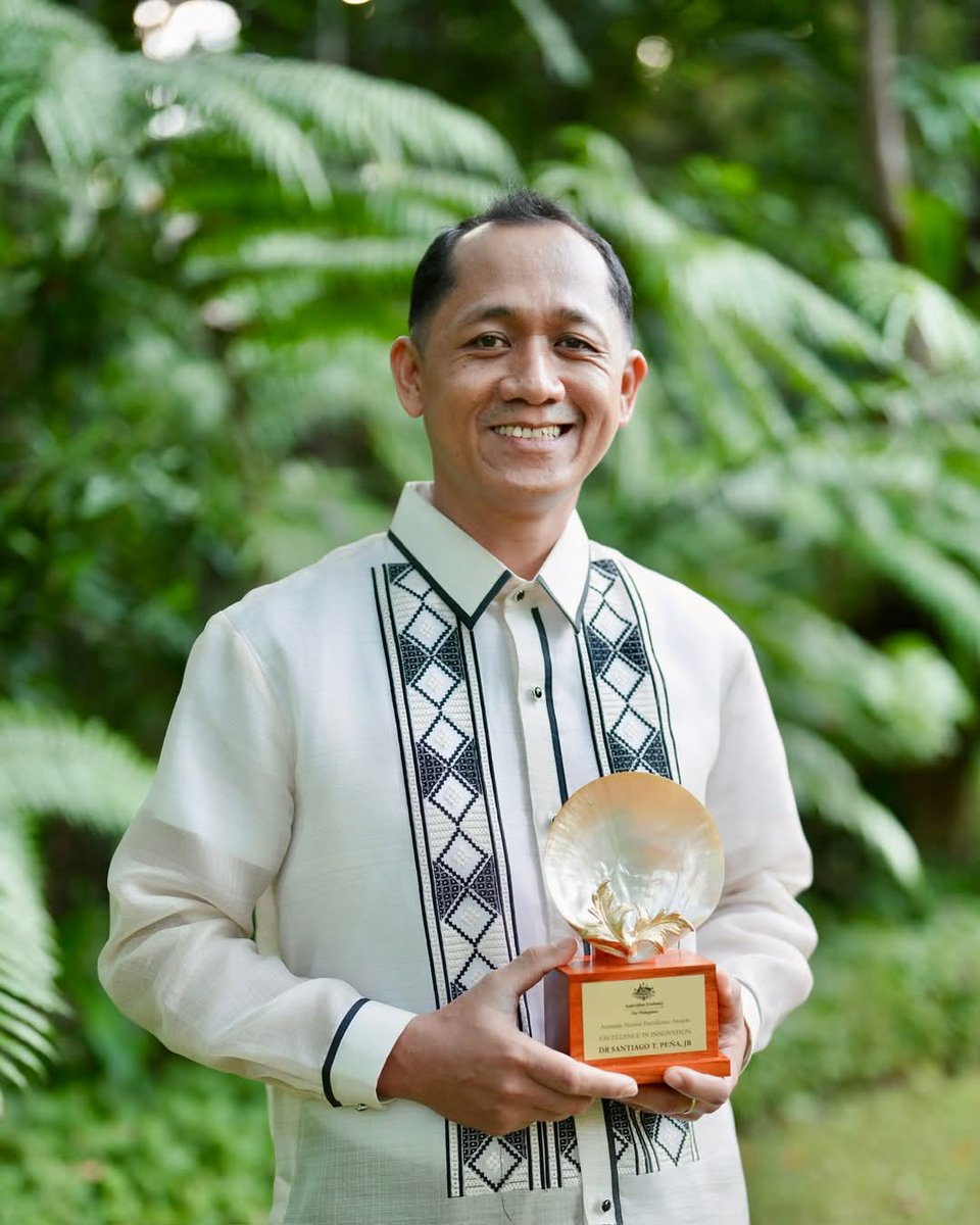 DamienParis_PhD's tweet photo. Congratulations to our former PhD student, Dr Santiago Peña, on his Excellence in Innovation Award from the Australian Ambassador, Philippines. Keep up the great work…you make your old JCU Advisory Team proud!
(A/Prof Damien Paris, Prof Bruce Gummow &amp; A/Prof Anthony Parker) https://t.co/qrCtrYIrfD