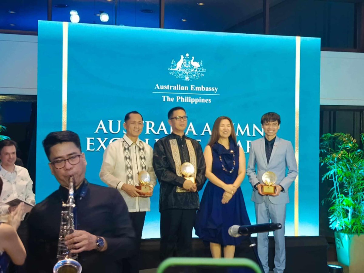 DamienParis_PhD's tweet photo. Congratulations to our former PhD student, Dr Santiago Peña, on his Excellence in Innovation Award from the Australian Ambassador, Philippines. Keep up the great work…you make your old JCU Advisory Team proud!
(A/Prof Damien Paris, Prof Bruce Gummow &amp; A/Prof Anthony Parker) https://t.co/qrCtrYIrfD