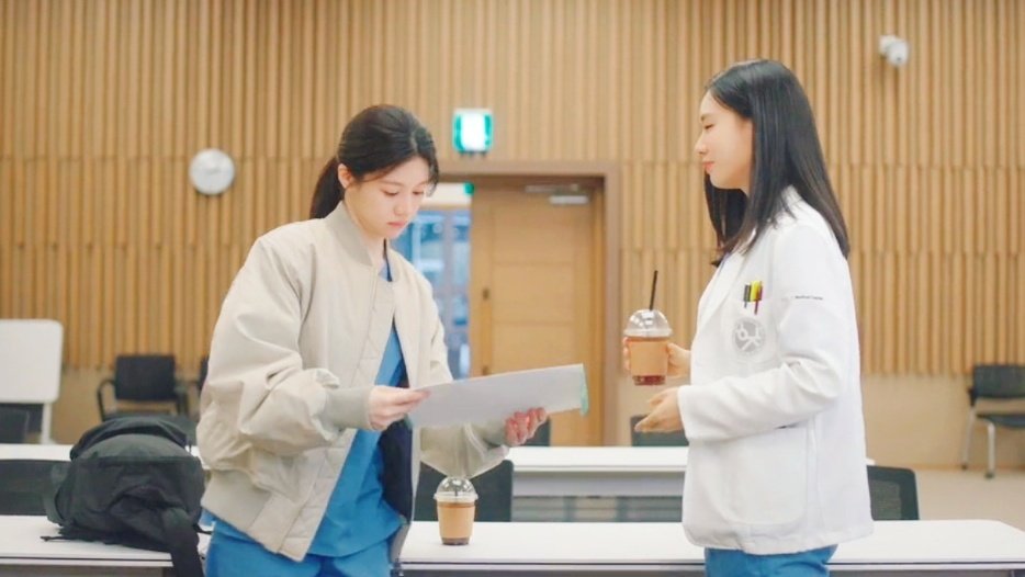 midowaparasol's tweet photo. minha sensed that yiyoung was about to run away so she asked her to deliver an "important" document to dowon. BUT IT WAS JUST A BLANK PAPER. yiyoung not checking it says a lot about her character. she trusts them the way they trust her. 😭

#ResidentPlaybook #ResidentPlaybookEp2 https://t.co/m98MMHqDxN