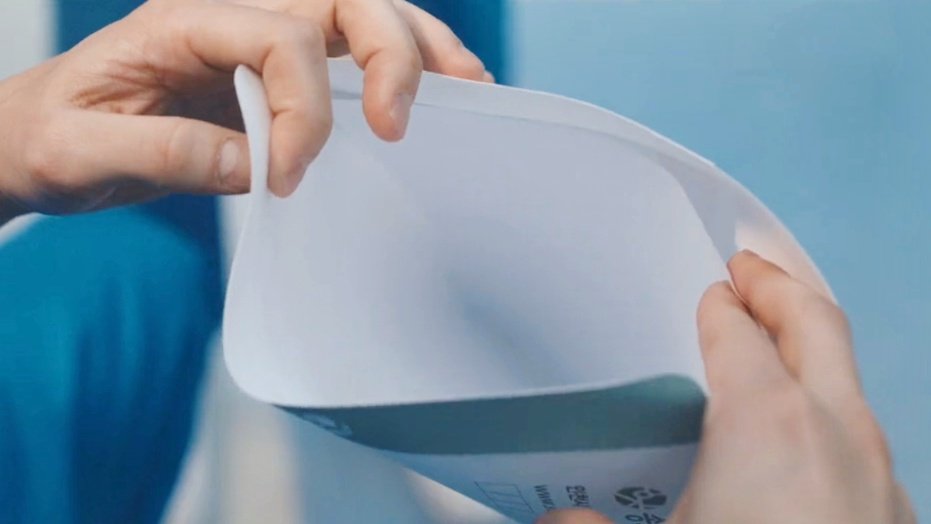 midowaparasol's tweet photo. minha sensed that yiyoung was about to run away so she asked her to deliver an "important" document to dowon. BUT IT WAS JUST A BLANK PAPER. yiyoung not checking it says a lot about her character. she trusts them the way they trust her. 😭

#ResidentPlaybook #ResidentPlaybookEp2 https://t.co/m98MMHqDxN