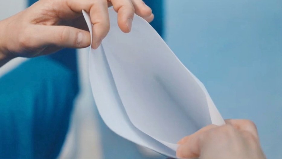 midowaparasol's tweet photo. minha sensed that yiyoung was about to run away so she asked her to deliver an "important" document to dowon. BUT IT WAS JUST A BLANK PAPER. yiyoung not checking it says a lot about her character. she trusts them the way they trust her. 😭

#ResidentPlaybook #ResidentPlaybookEp2 https://t.co/m98MMHqDxN