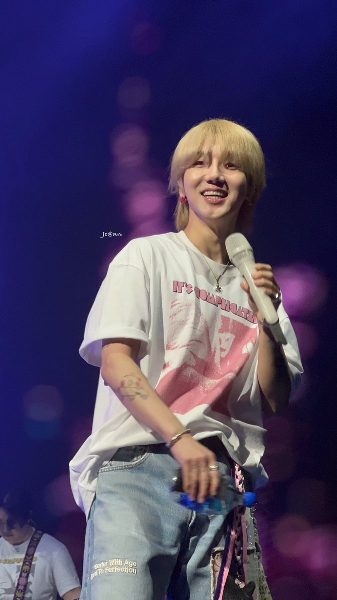 joann_khor's tweet photo. 250412 It’s Complicated In Kuala Lumpur 

Happy kid 😆 @shfly3424 

#Yesung #YESUNG_ItsComplicated #2025_YESUNG_CONCERT_Its_Complicated_in_KUALALUMPUR https://t.co/57f3Kvfxrg