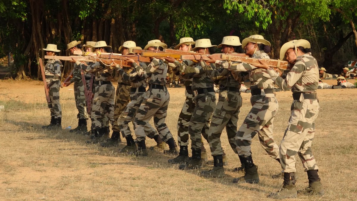 CISFTraining's tweet image. Building endurance, sharpening skills &amp;amp; instilling discipline!
 Trainees at RC RTC Thakkolam undergo rigorous training with physical exercises, weapon drills &amp;amp; more, shaping them into skilled &amp;amp; disciplined personnel #RTCThakkolam #CISFTraining #DisciplineAndSkill @CISFHQrs