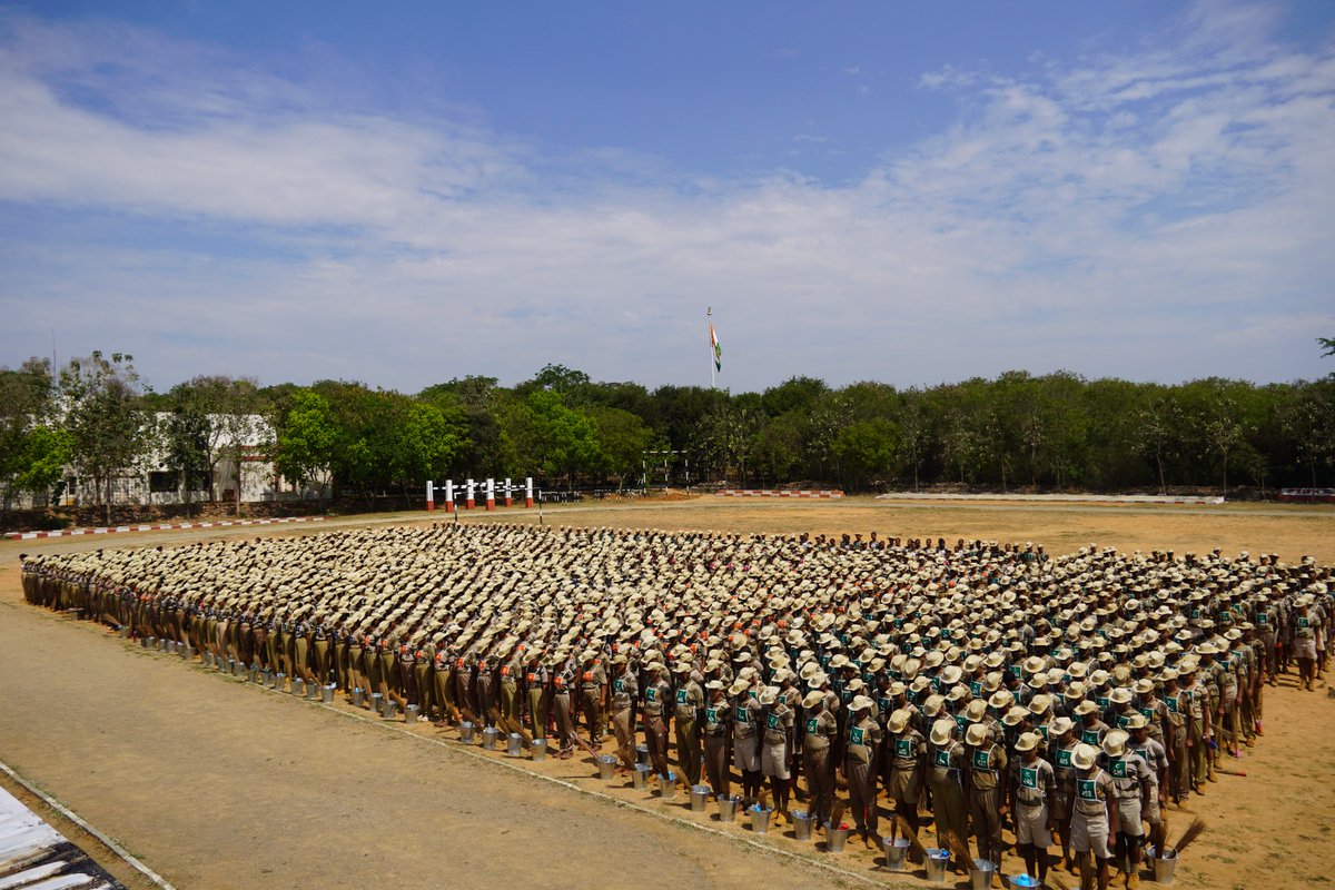 CISFTraining's tweet image. Building endurance, sharpening skills &amp;amp; instilling discipline!
 Trainees at RC RTC Thakkolam undergo rigorous training with physical exercises, weapon drills &amp;amp; more, shaping them into skilled &amp;amp; disciplined personnel #RTCThakkolam #CISFTraining #DisciplineAndSkill @CISFHQrs