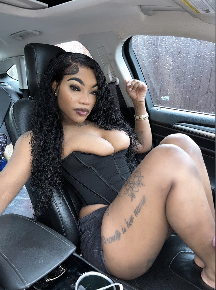 Mxxfiemonae's tweet photo. New 🏳️‍🌈 friends in clt😩🙄 https://t.co/OxNEX3f7Rx