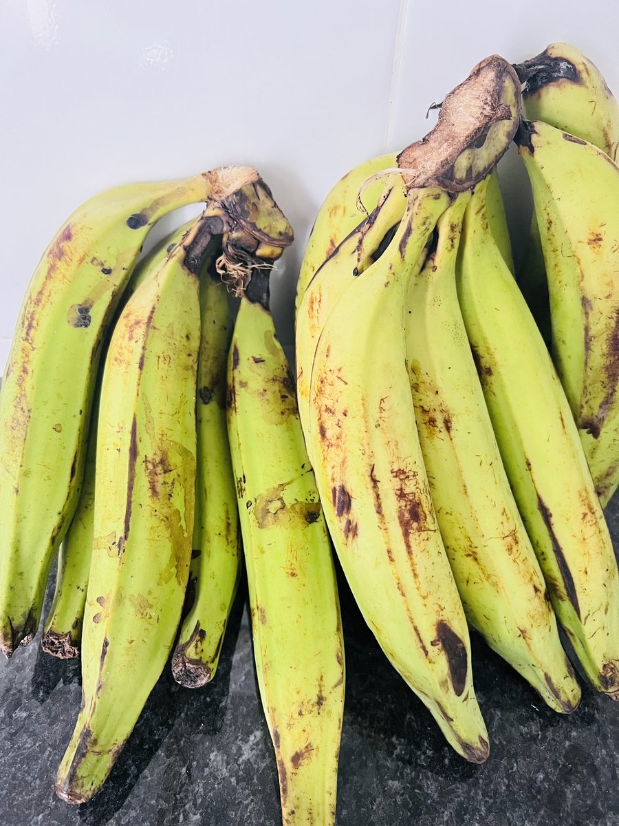 Temwahnani's tweet photo. Crispy plantain chips and fresh plantains for sale!! 
K5000 for the big containers 
K3000 for the small containers
K800 for each fresh plantain
📍Blantyre Chinyonga but we also send wherever you are. Call or WhatsApp 0994277694 https://t.co/bwoxOeNWog