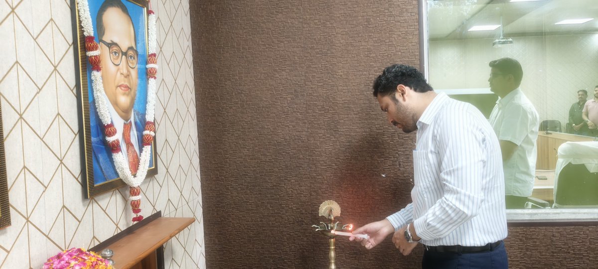 दिनांक 14.04.2025 को भारत रत्न बाबासाहब डा0 भीमराव रामजी आंबेडकर की जयंती के अवसर पर तिकोनिया पार्क स्थित प्रतिमा पर माल्यार्पण कर कलेक्ट्रेट सभागार में आयोजित विचार गोष्ठी में प्रतिभाग कर उनके द्वारा स्थापित संवैधानिक मूल्यों, आदर्शाे व विचारों पर हुई चर्चा।
