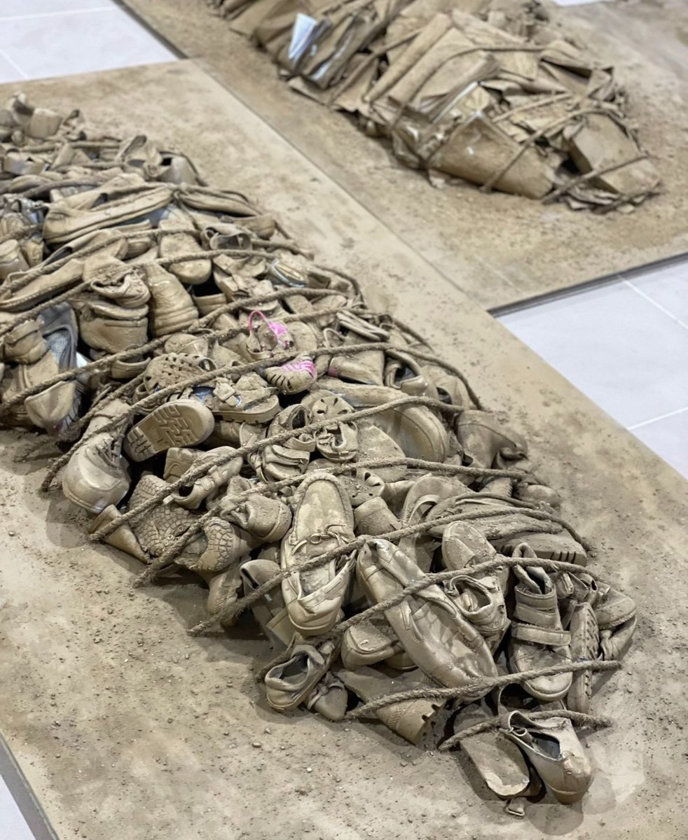 182,000 Kurd, tevî jin, zarok, kal û pîr bi navê Enfalê bi saxî hatin binaxkirin...

Ew ên ku hûn îro ji bo wan digrîn, wê rojê (1986-1988-...) kêf û dîlan girtibûn.

"Xwe" û doza xwe ji bîr nekin.

#Enfal