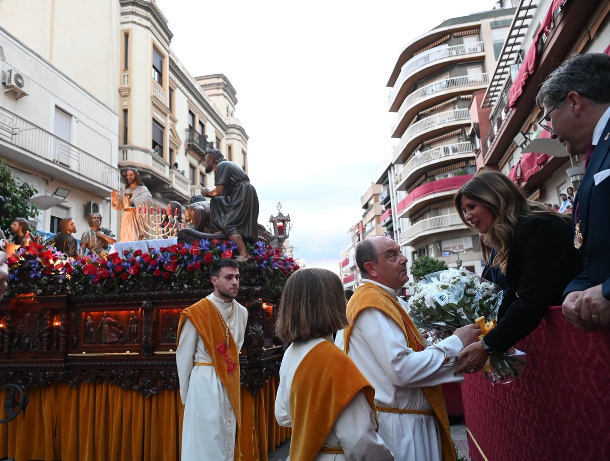 aytolinares's tweet photo. ⚪✝️ SANTA CENA
@CenayPaz pudo realizar su estación de penitencia pese a la amenaza de lluvia.

🕯️ La cofradía decidió acortar el inicio del recorrido y miles de personas contemplaron el misterio de Nuestro Señor Jesucristo en su última Cena y el paso de la Virgen de la Paz. https://t.co/SfMsUcOG1J